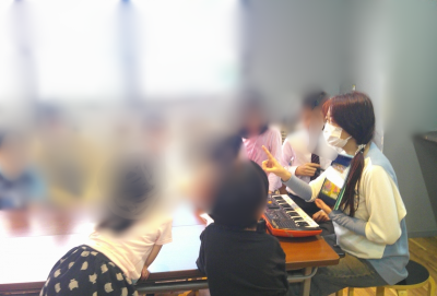 放課後デイでの音楽レッスン風景、子どもたちと講師の活動の様子
